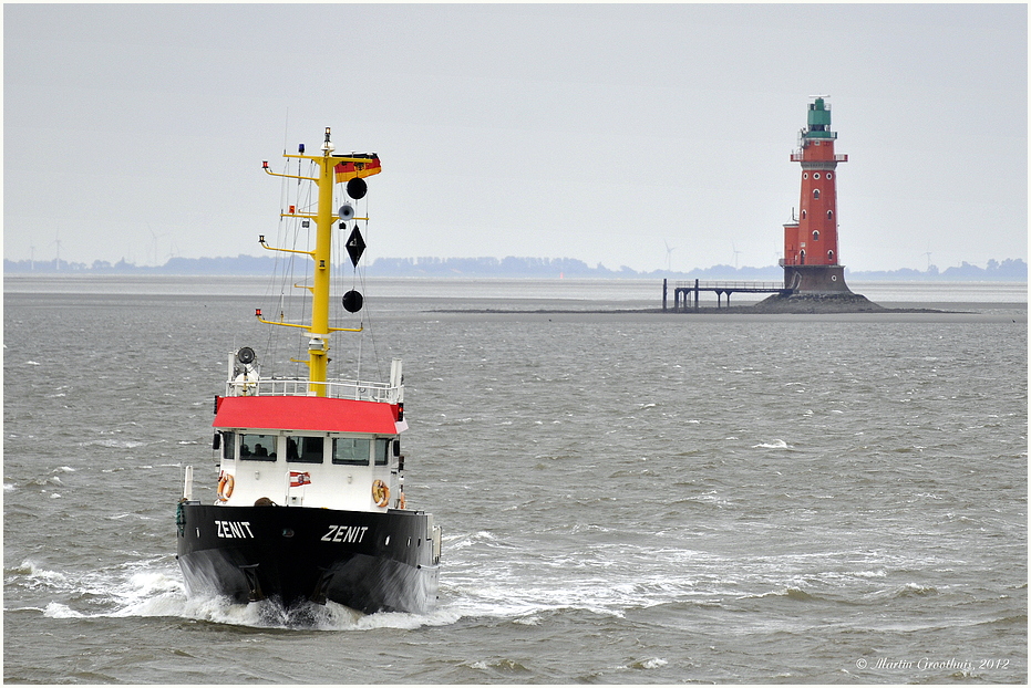 MS "Zenit" am Leuchtturm Hohe Weg