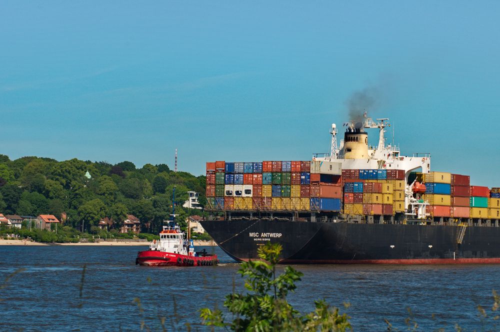 MSC Antwerp auf den Weg in den Hamburger Hafen .