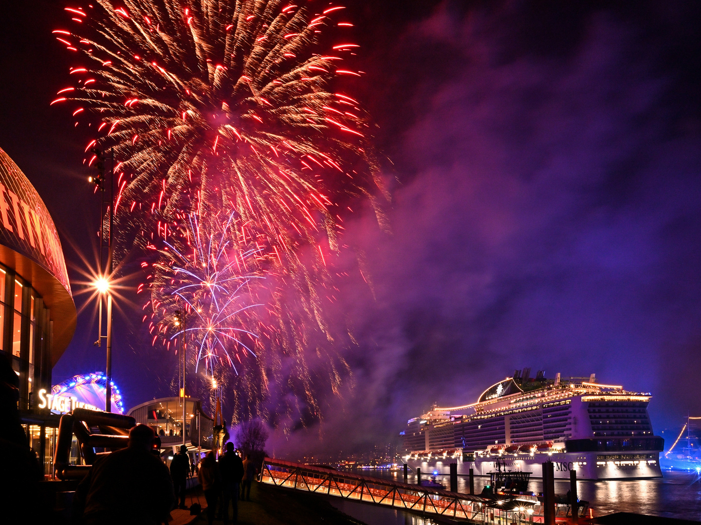 MSC Grandiosa - Feuerwerk zur Taufe