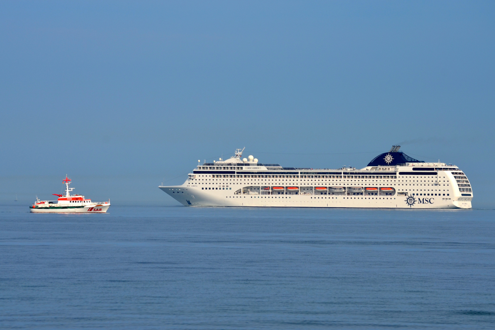 MSC LIRICA und Seenotrettungs-Kreuzer BERLIN in der Außenförde