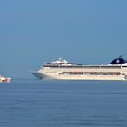 MSC LIRICA und Seenotrettungs-Kreuzer BERLIN in der Außenförde