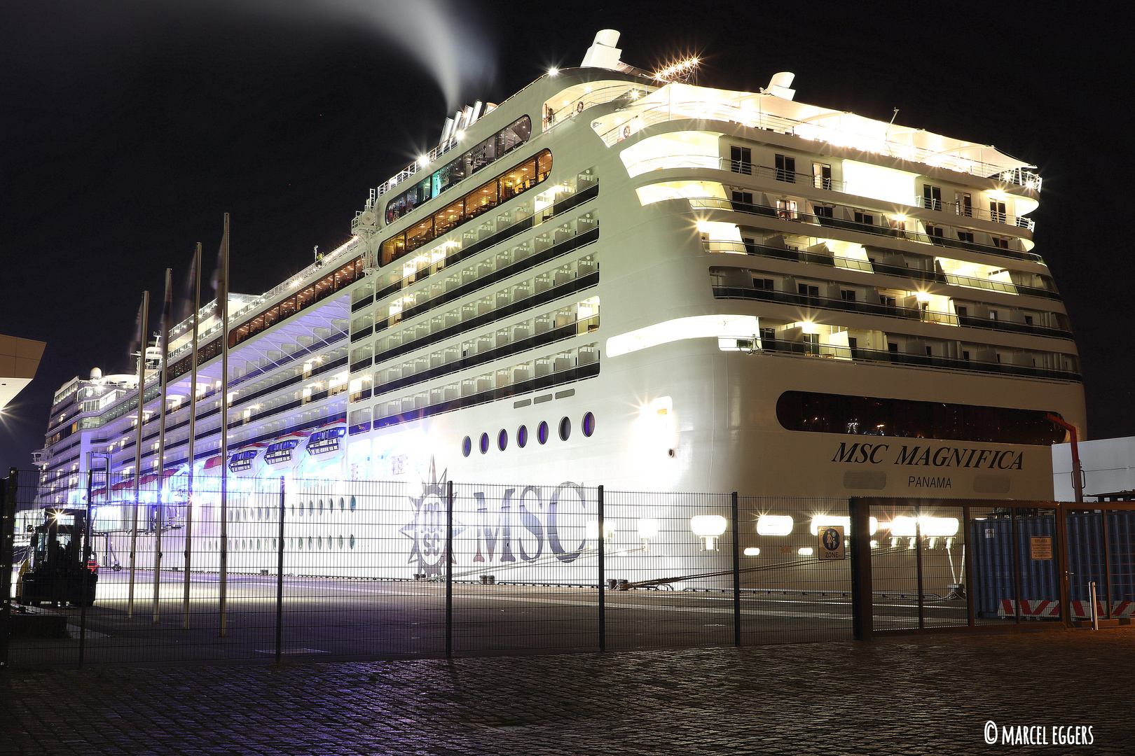 MSC MAGNIFICA am Cruise Terminal Hamburg-Altona