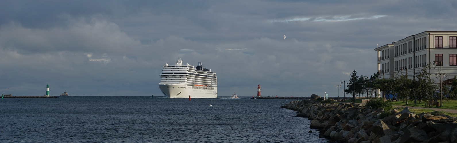 MSC Magnifica am Hotel Hohe Düne