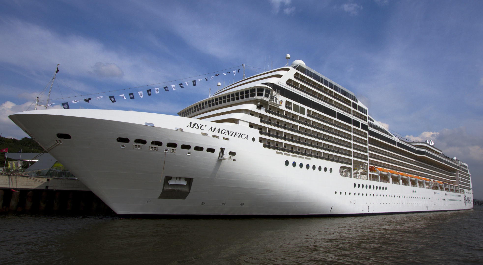 MSC MAGNIFICA  |  am Kreuzfahrtterminal in Hamburg