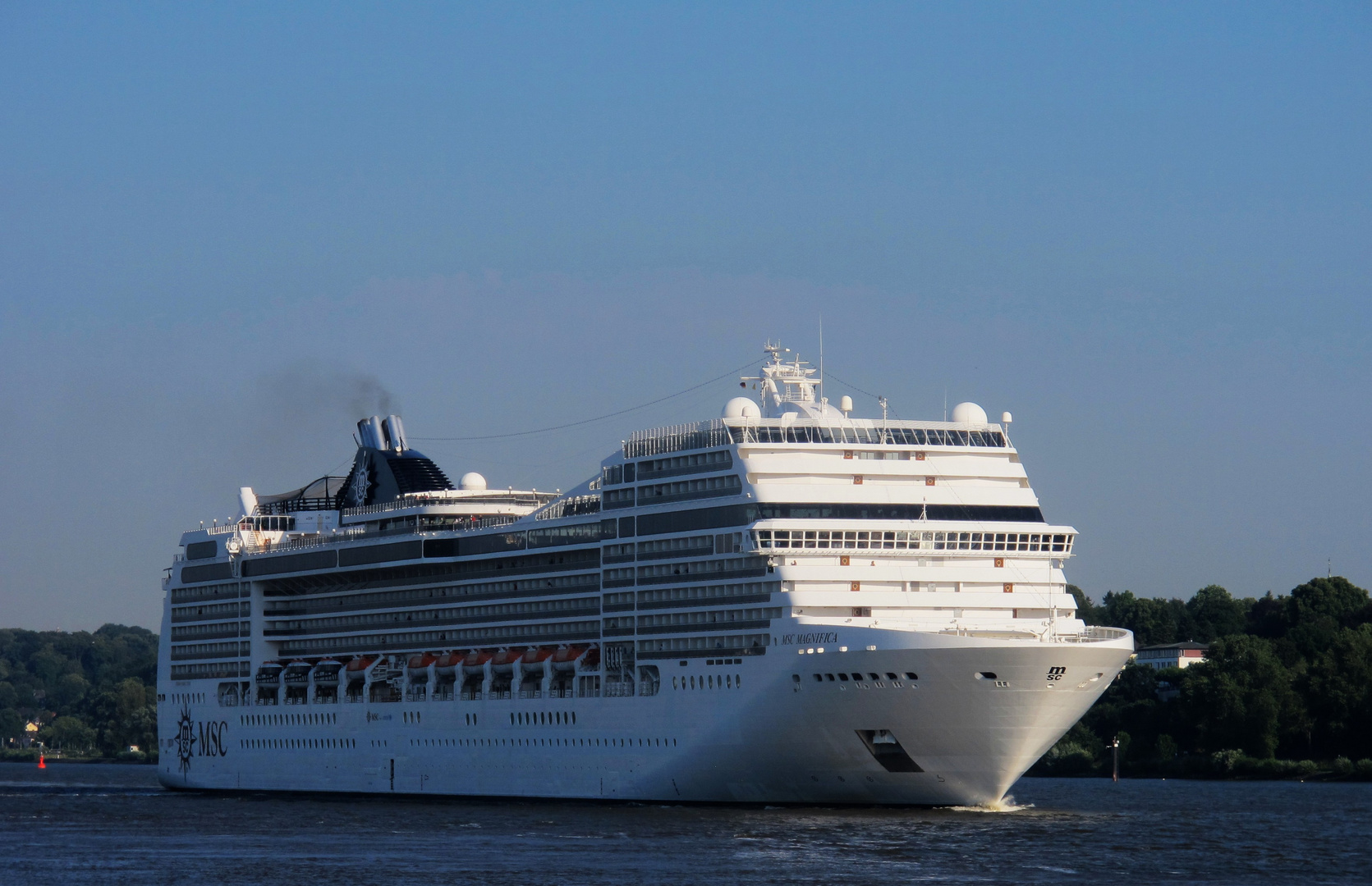 MSC Magnifica auf dem Weg nach Hamburg