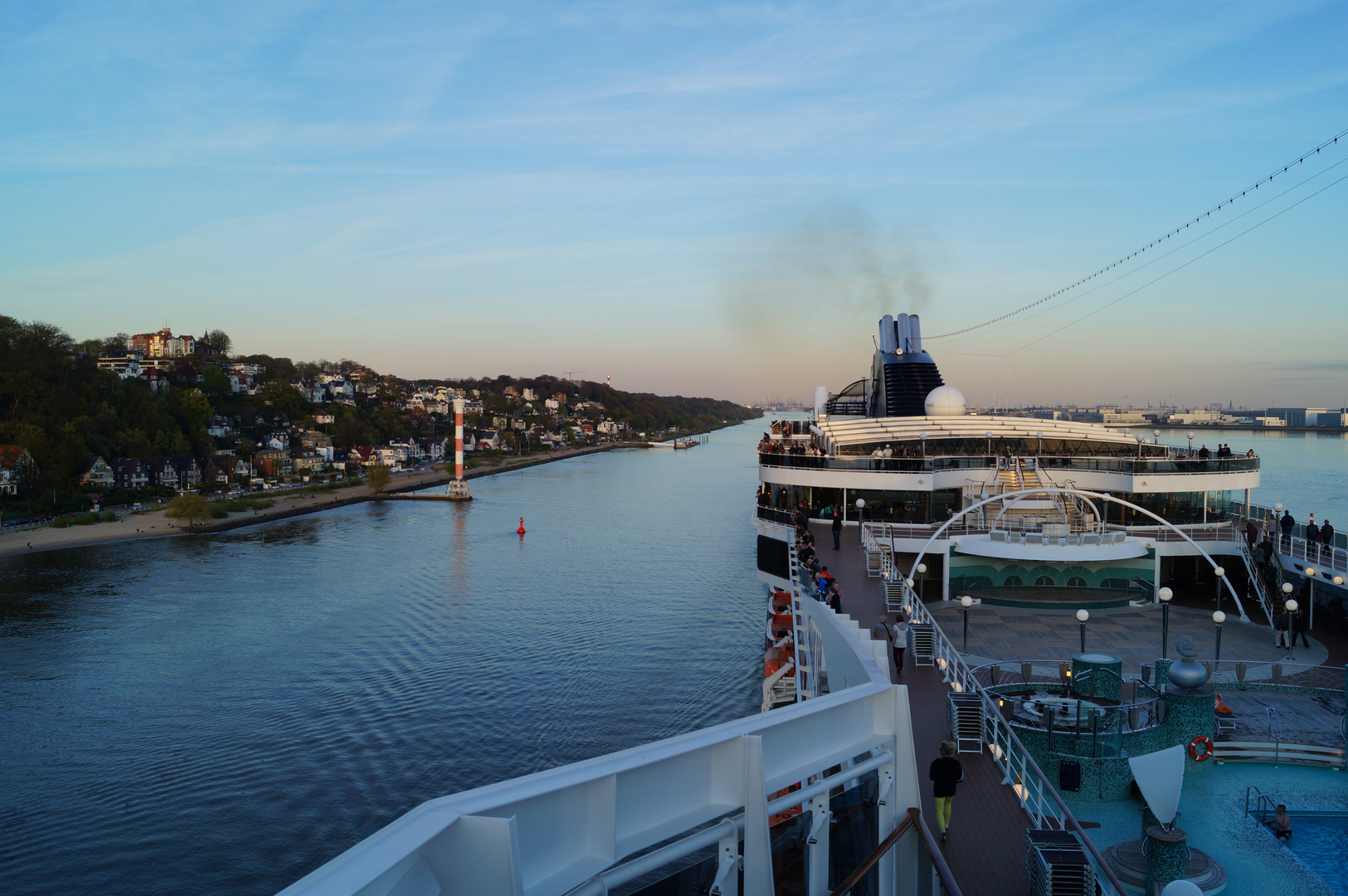 MSC Magnifica verläßt am 16.05.2014 Hamburg