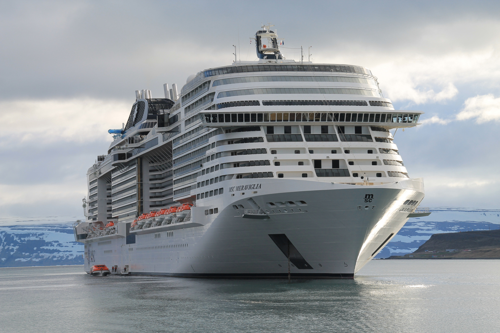 MSC Meraviglia im Fjord vor Ísafjörður ( Island )