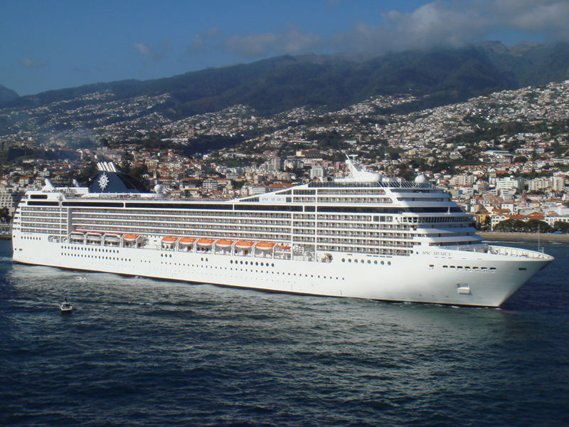 "MSC Musica" vor Funchal / Madeira