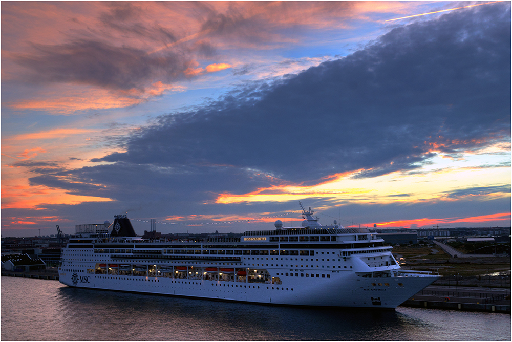 MSC Sinfonia am Abend