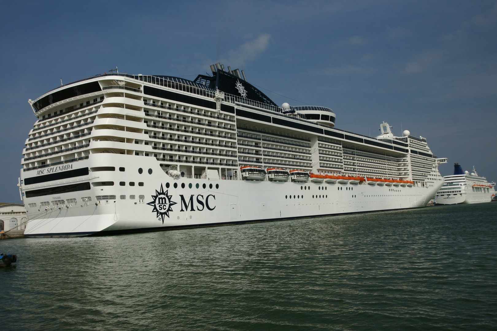 MSC Splendida im Hafen von Tunis