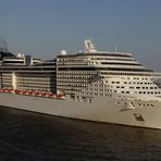 MSC Splendida verläßt Hamburg