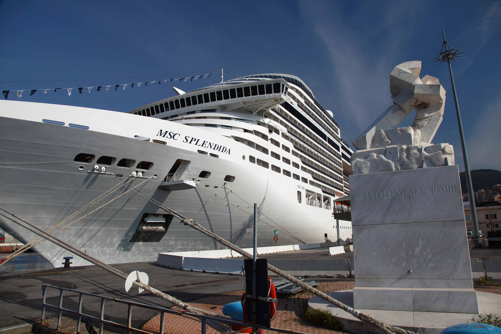 MSC Splendida vor dem Hafen von Genua