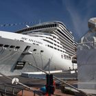 MSC Splendida vor dem Hafen von Genua