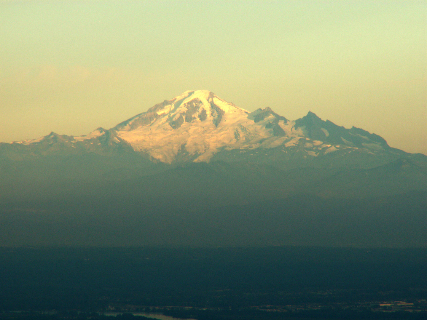 Mt. Baker im letzten Sonnenlicht des Tages