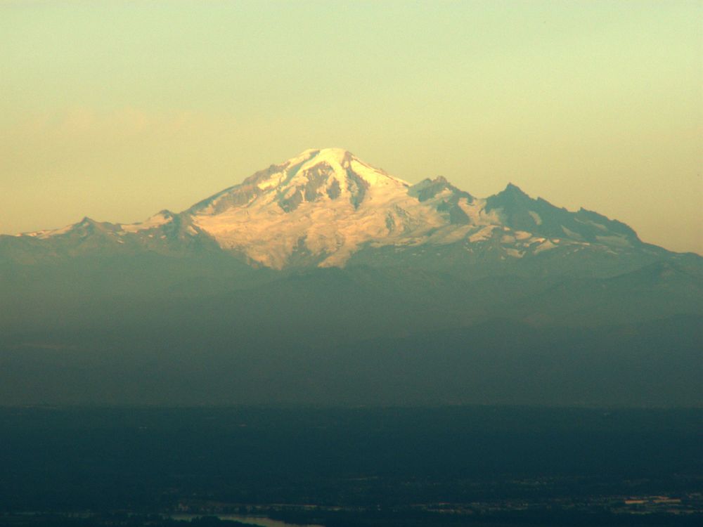 Mt. Baker im letzten Sonnenlicht des Tages