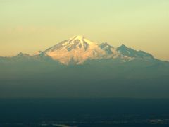 Mt. Baker im letzten Sonnenlicht des Tages