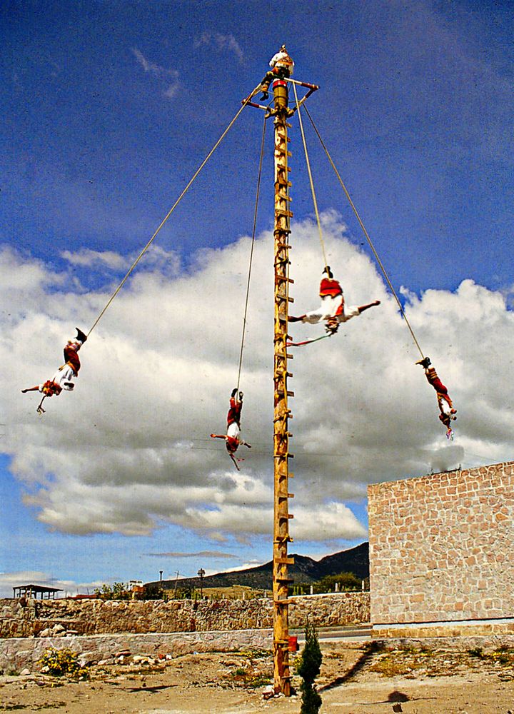 Mât des voladores à Mitla