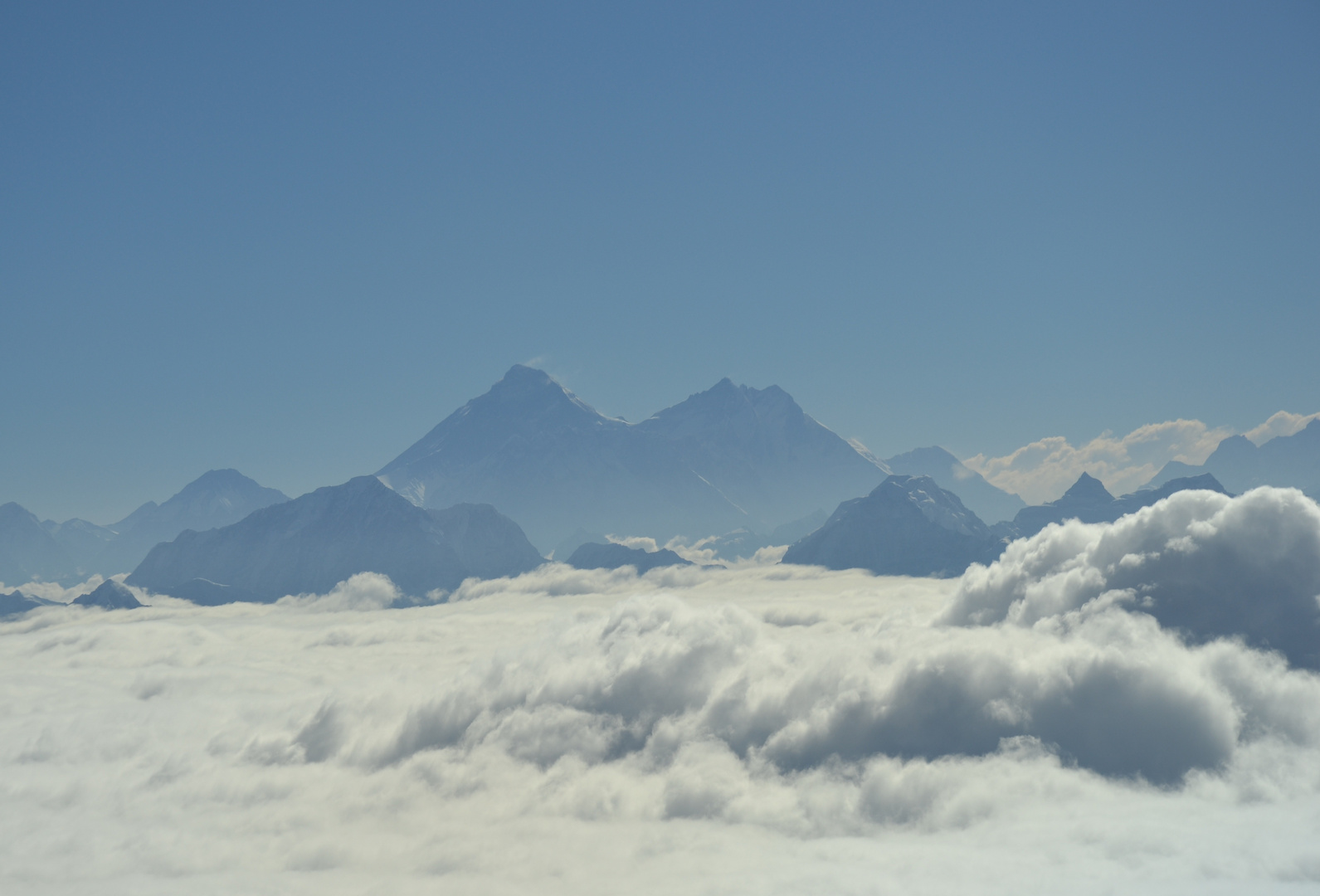 Mt. Everest und Lothse über den Wolken