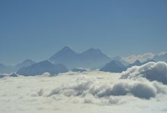 Mt. Everest und Lothse über den Wolken