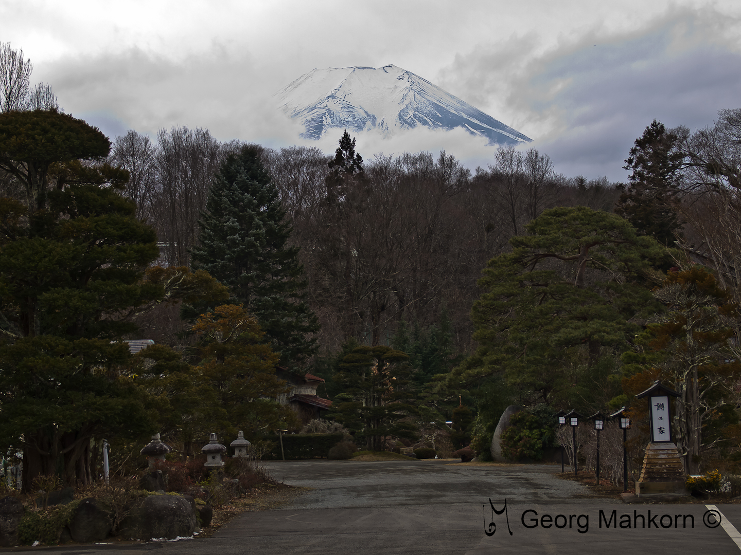 Mt. Fuji schenkt einen Blick vom Dorf an seinen Abhängen