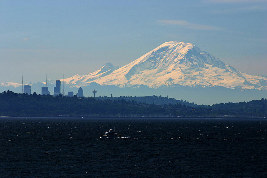 Mt. Rainier mit Seattle im Vordergrund