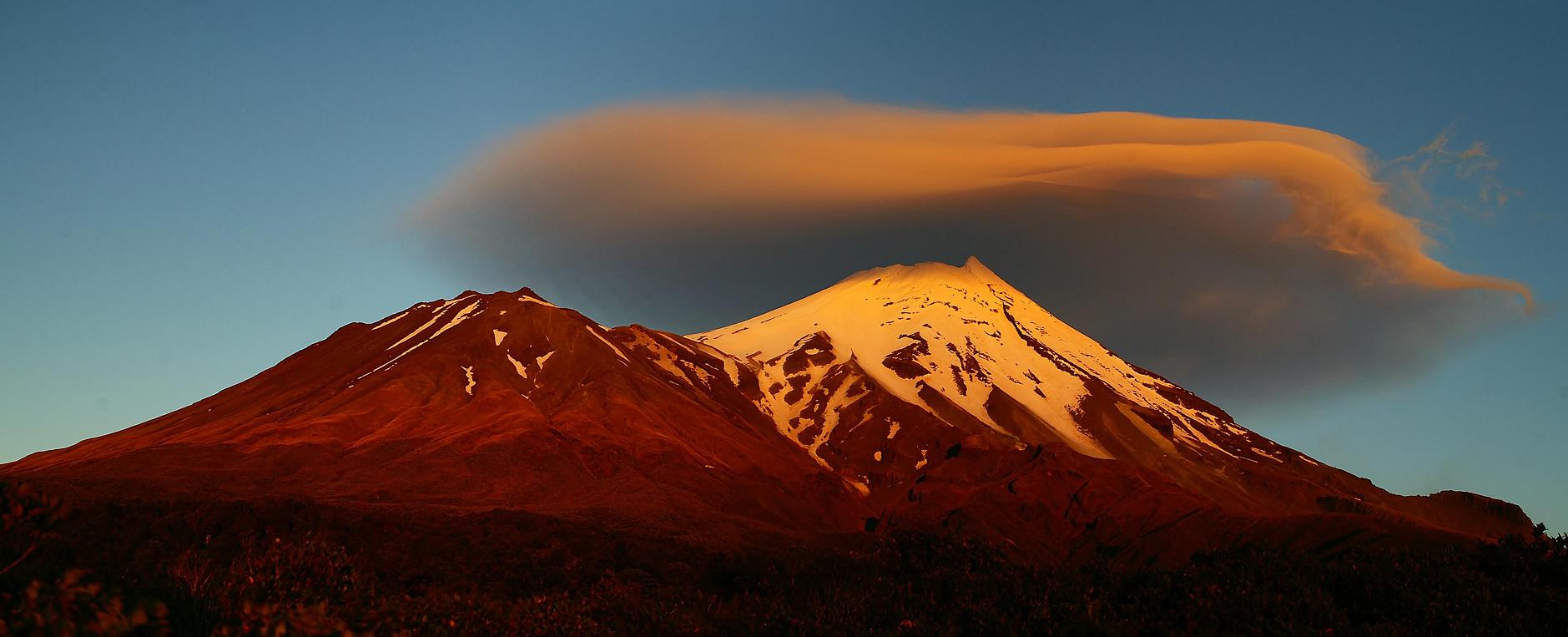 mt taranaki || fanthams peak sunrise & hogback?cloud