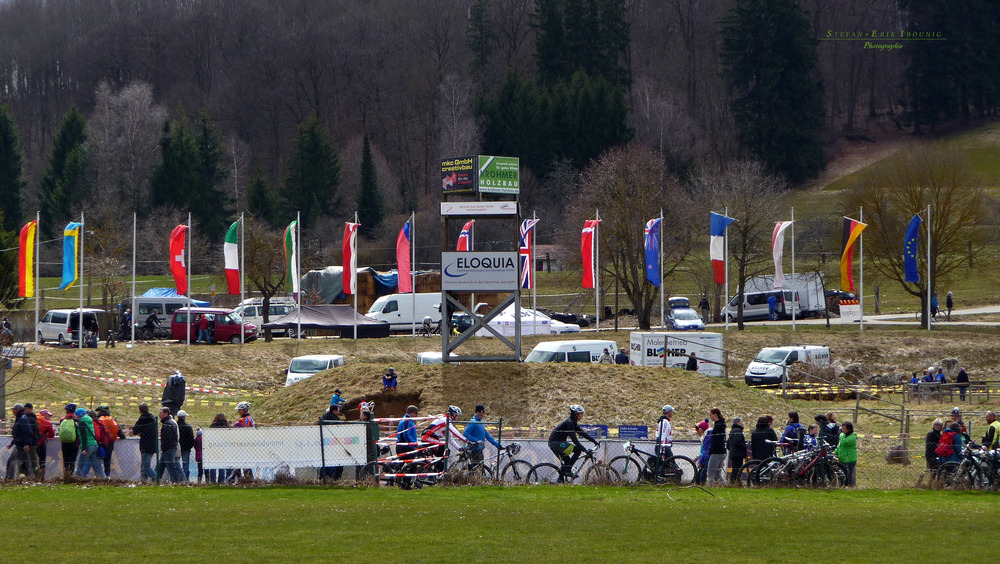 "MTB - CUP in Münsingen* Die Nationenfahnen"