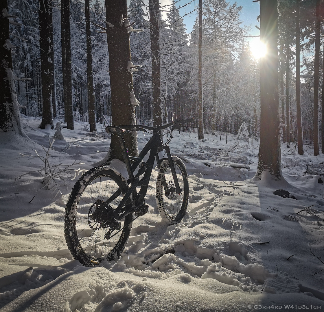 MTB mit Schnee und Sonne