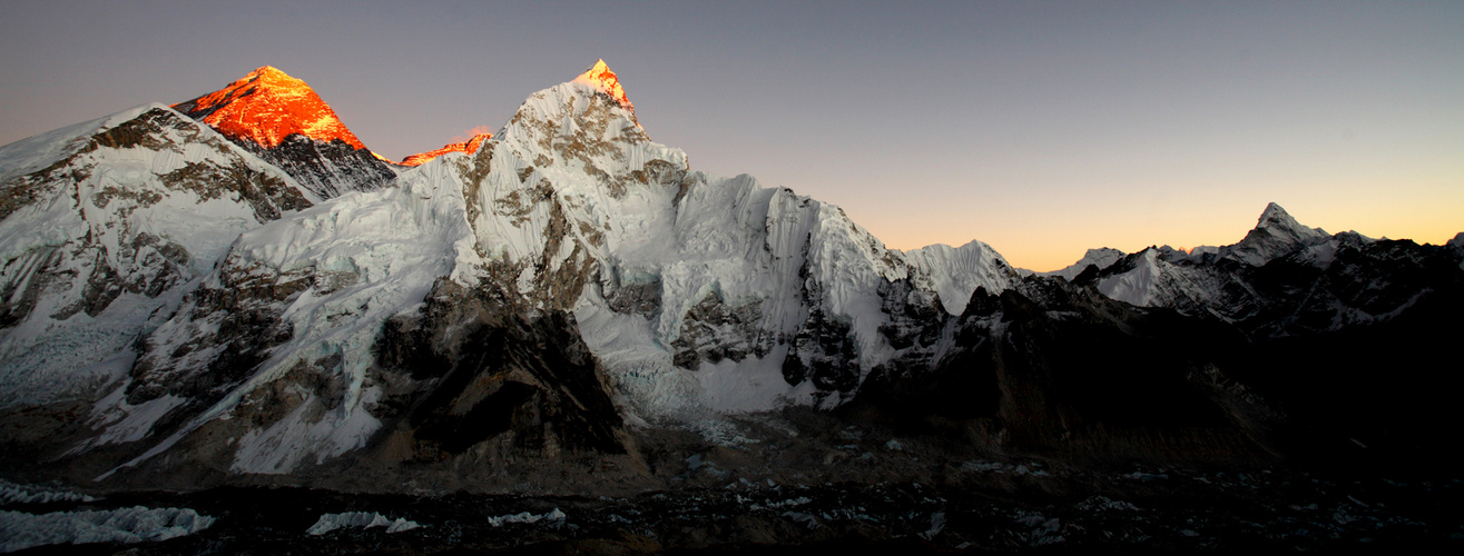 Mt.Everest (links) im Abendlicht