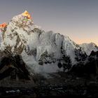 Mt.Everest (links) im Abendlicht