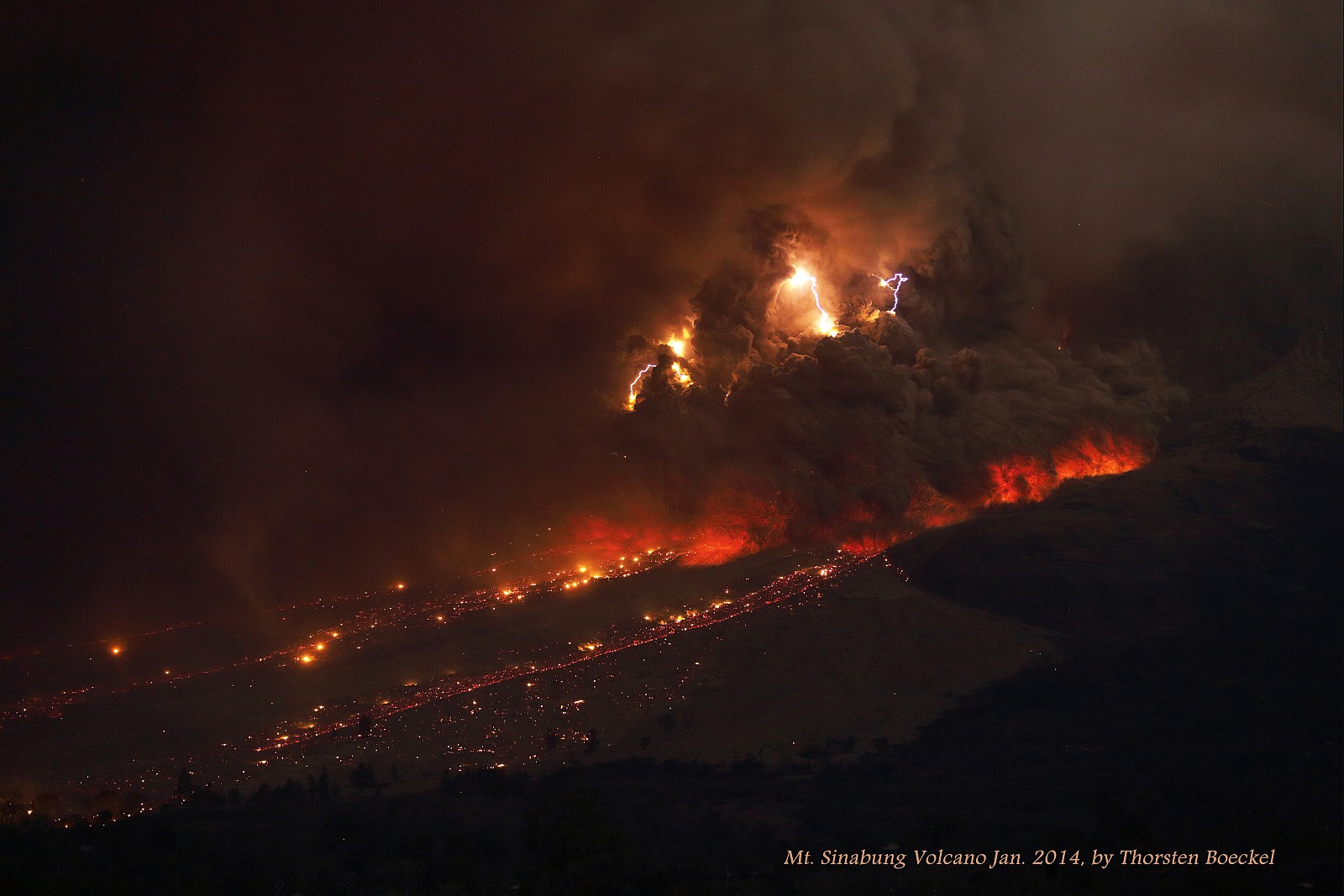 Mt.Sinabung Vulkan, Sumatra, blitzender Pyroklastischer Strom