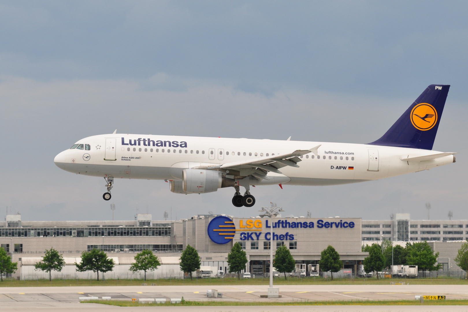 MUC - Lufthansa Airbus A320-200 D-AIPW Schwerin