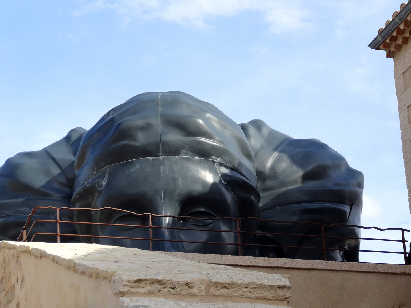 Mucem : sculpture à trois têtes