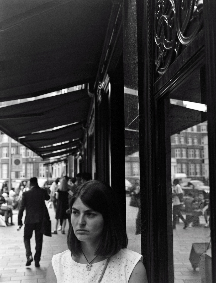 Muchacha en Harrods (Londres) II