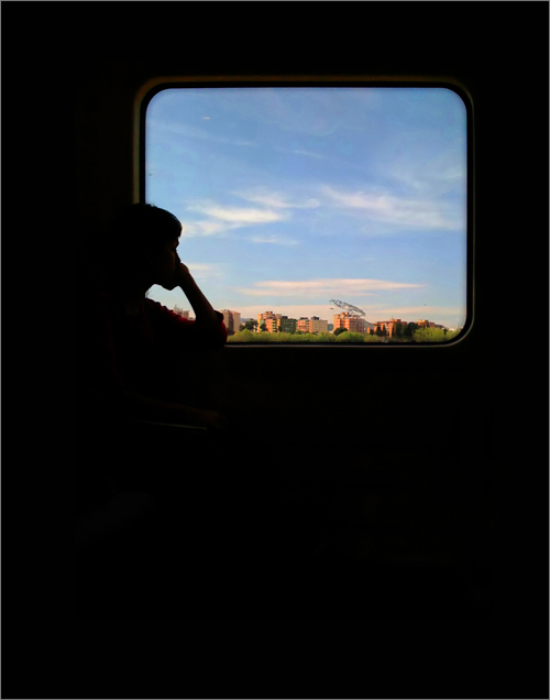 Muchacha en la ventanilla de un tren de cercanías