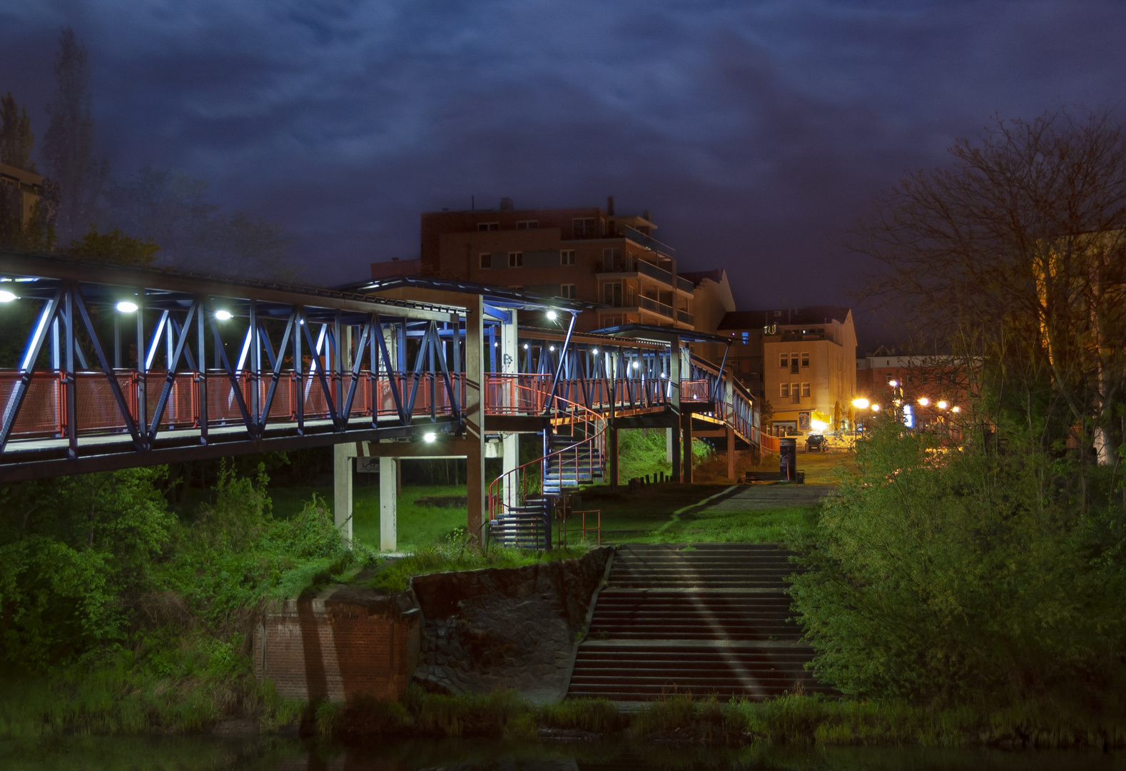 Mückenwirt Brücke in Magdeburg im Mondlicht