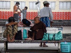 müde, vororteliniebahnhof yangon, burma 2011