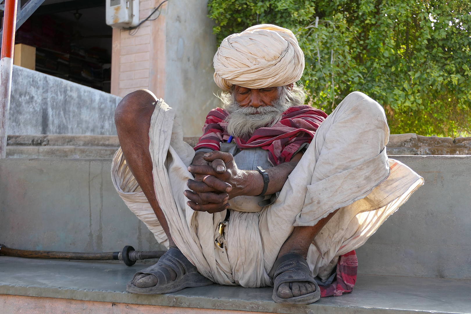 müder inder am Bus Stop