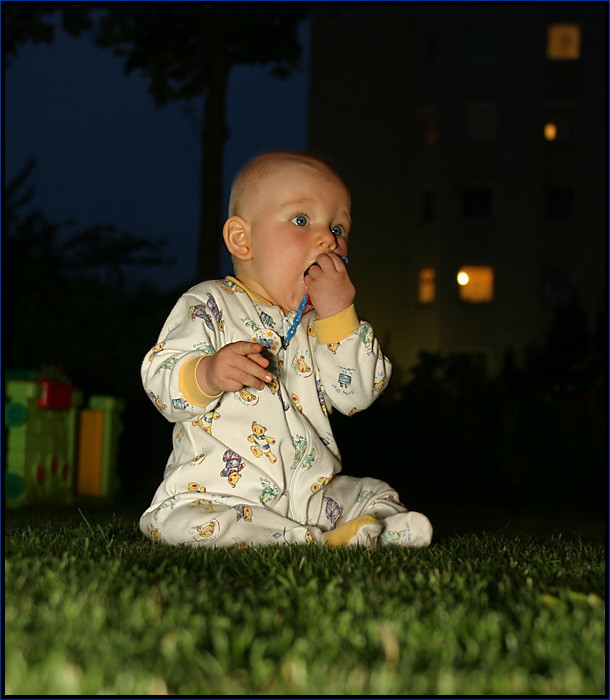 Müdes Baby im Garten vergessen ... von Chris Waikiki