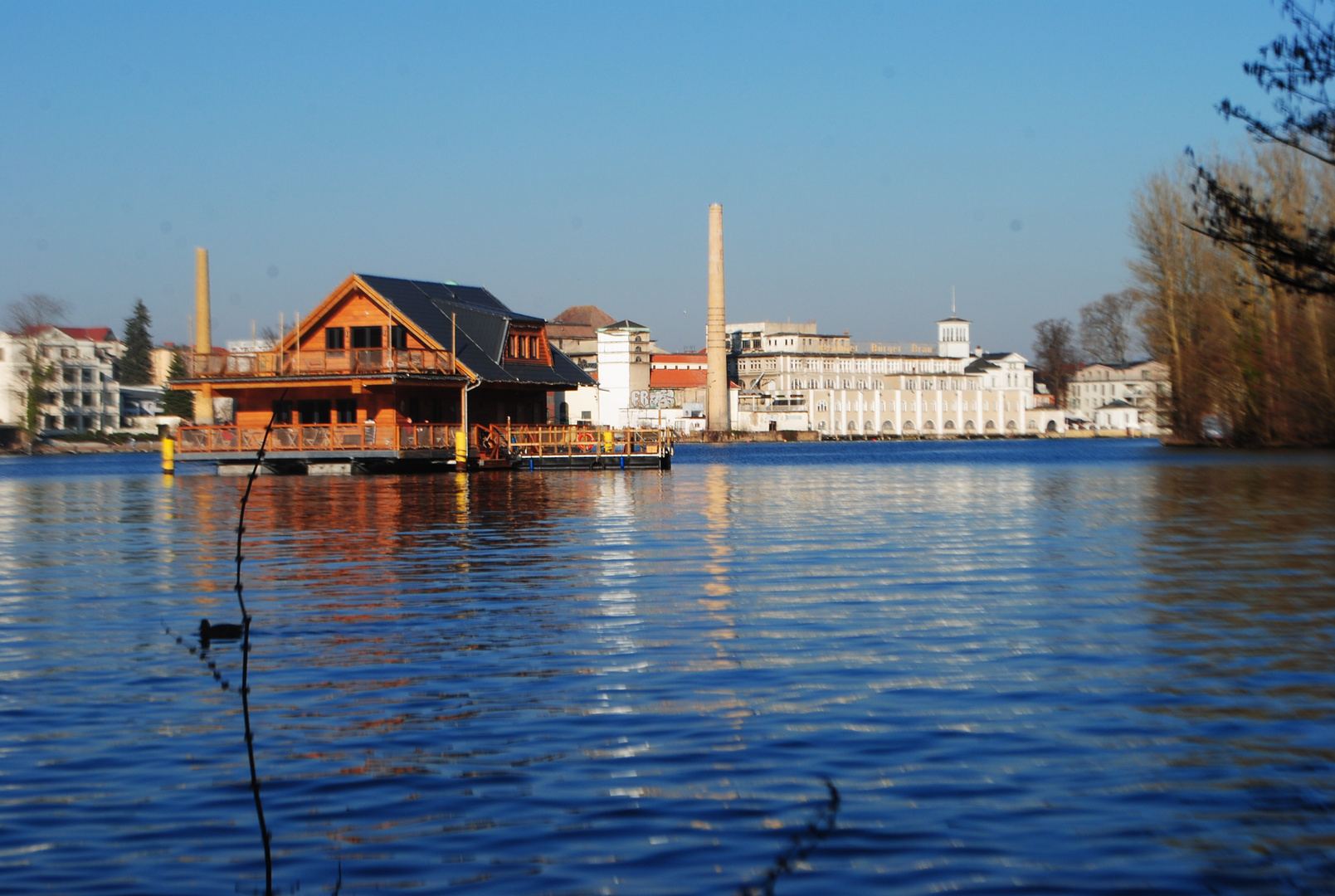 Müggelsee mit Blick im hHintergrund der Brauerei in Friedrichshagen