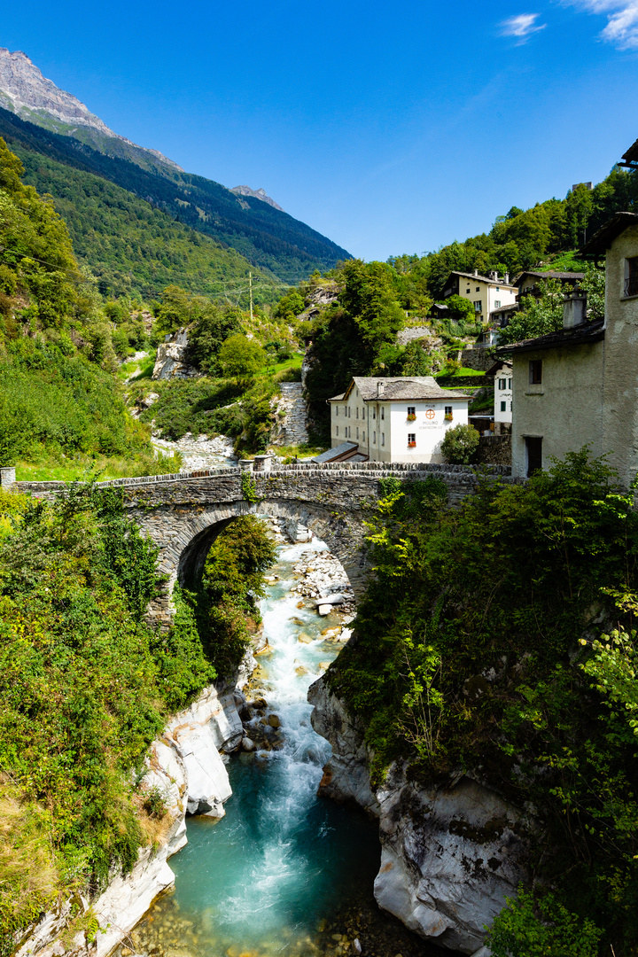 Mühle, alte Steinbrücke und der Wildbach Maira