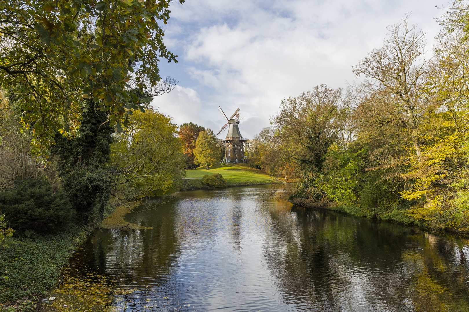 Mühle am Wall in herbstlicher Umgebung