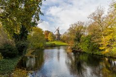 Mühle am Wall in herbstlicher Umgebung