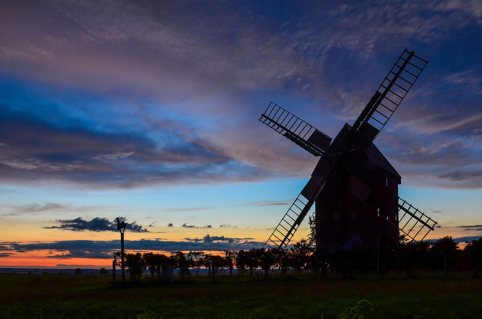 Mühle auf dem Liebschützberg in der blauen Stunde