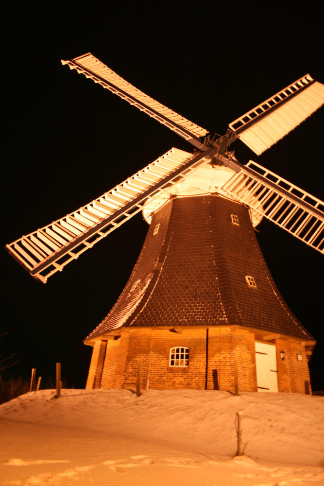 Mühle bei Nacht im Schnee