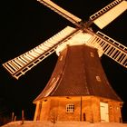 Mühle bei Nacht im Schnee