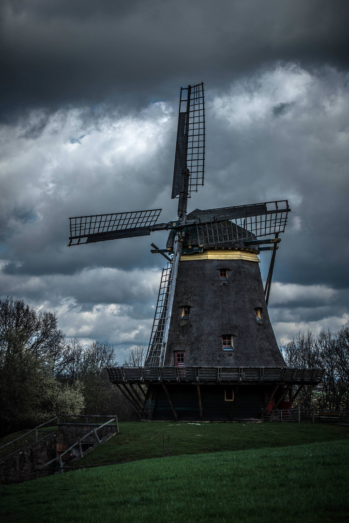 Mühle Hessenpark Gewitterwolken