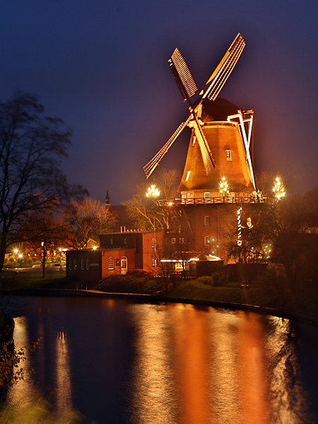 Mühle in Hinte während der Vorweihnachtszeit.