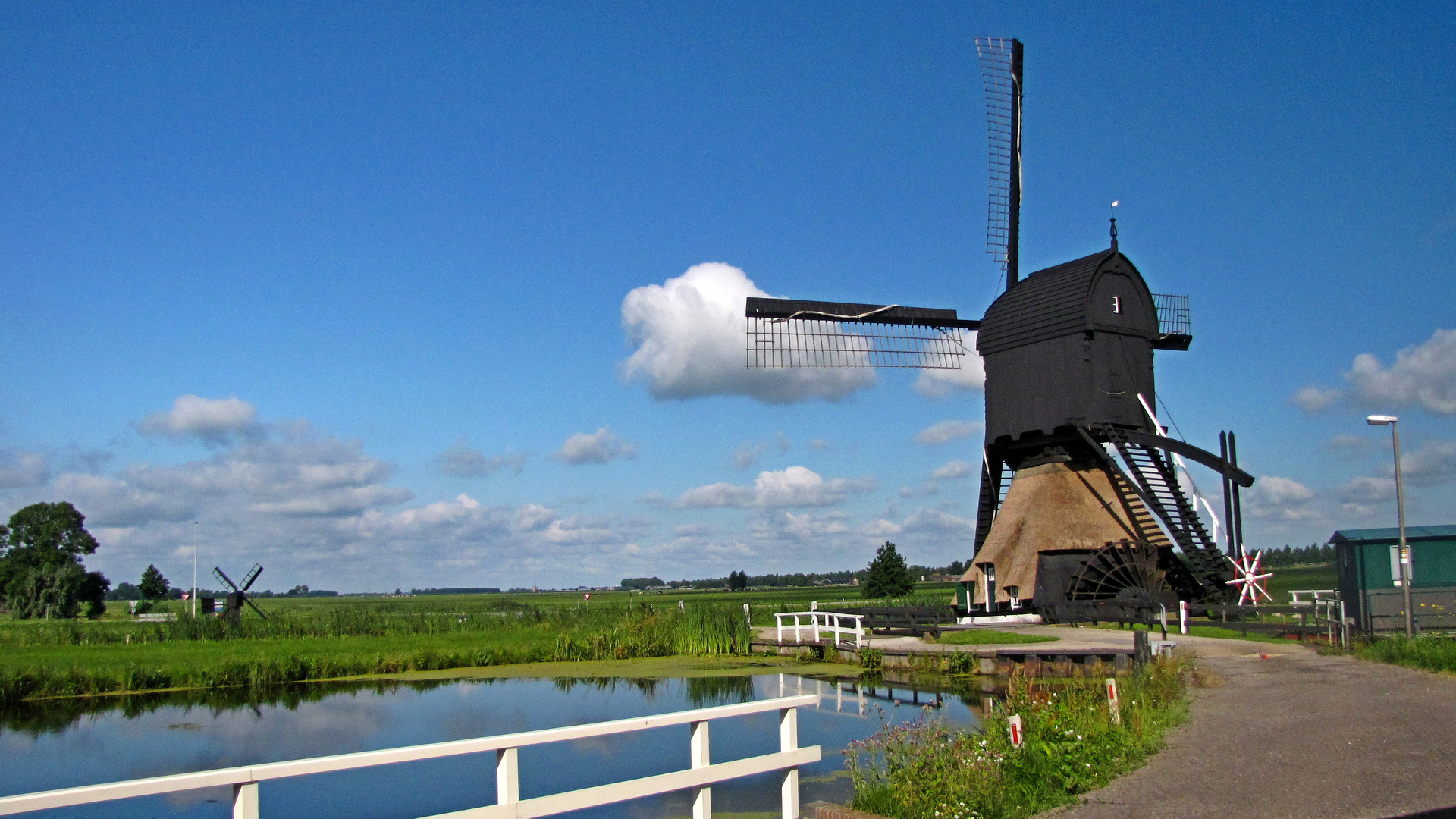 Mühle in Landschaft.