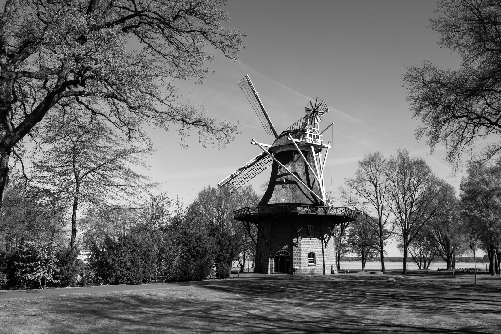 Mühle in schwarz/weiß